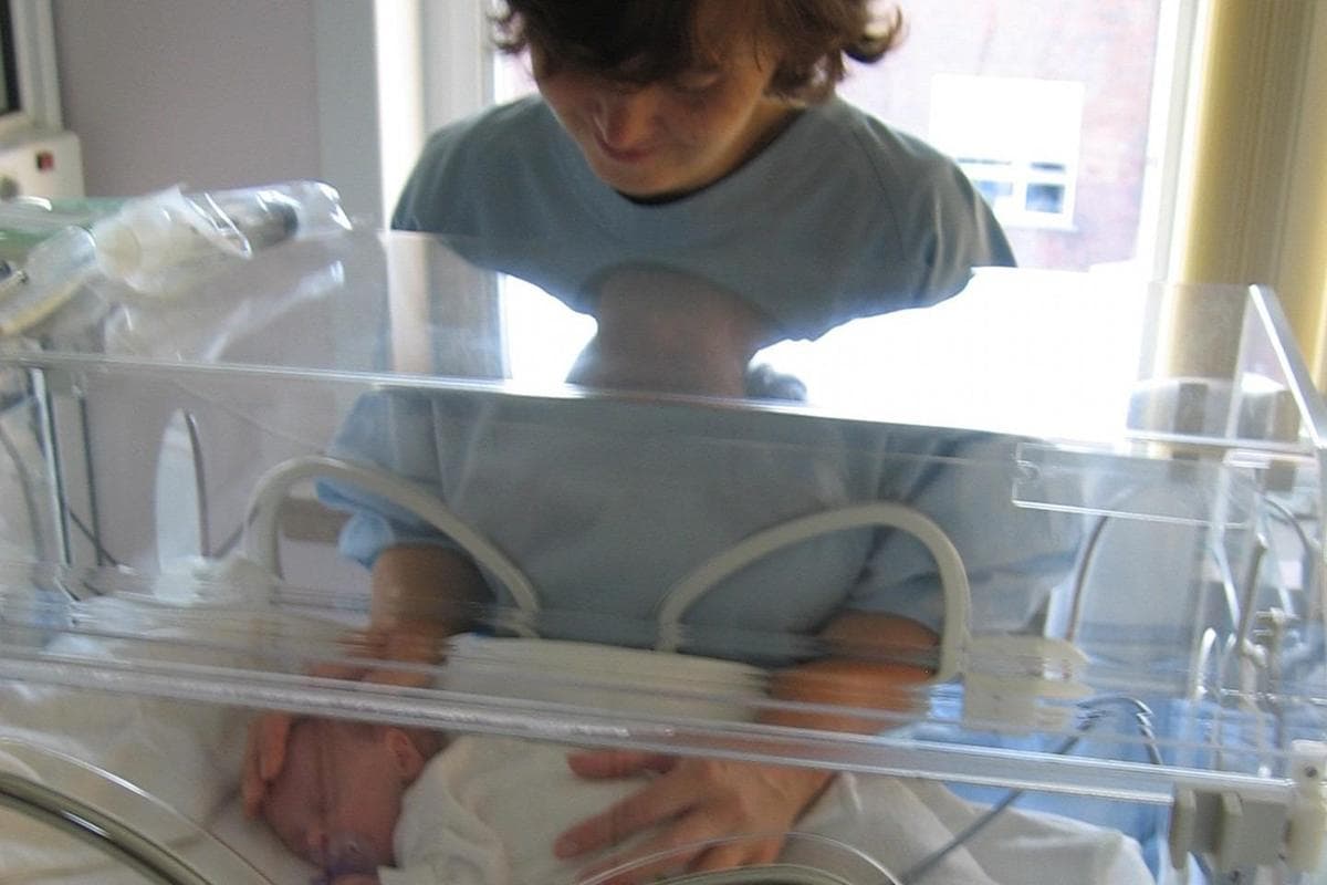 Ouders van te vroeg geboren baby's dragen het lang mee
